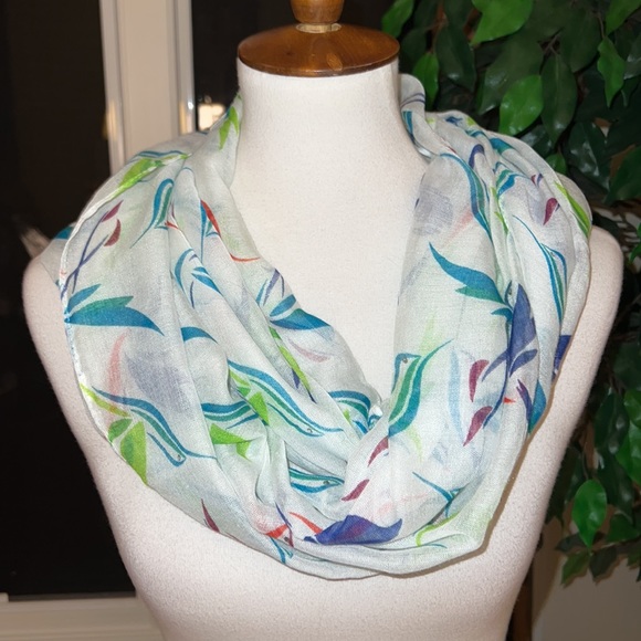 World Wildlife Fund (WWF) Continuous Loop Scarf Hummingbird Pattern - Picture 2 of 12